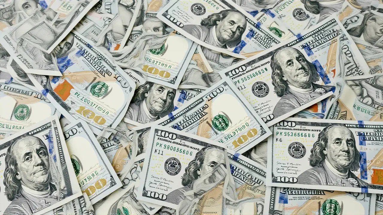 Dólar dispara como refúgio após Trump dar ultimato ao Irã